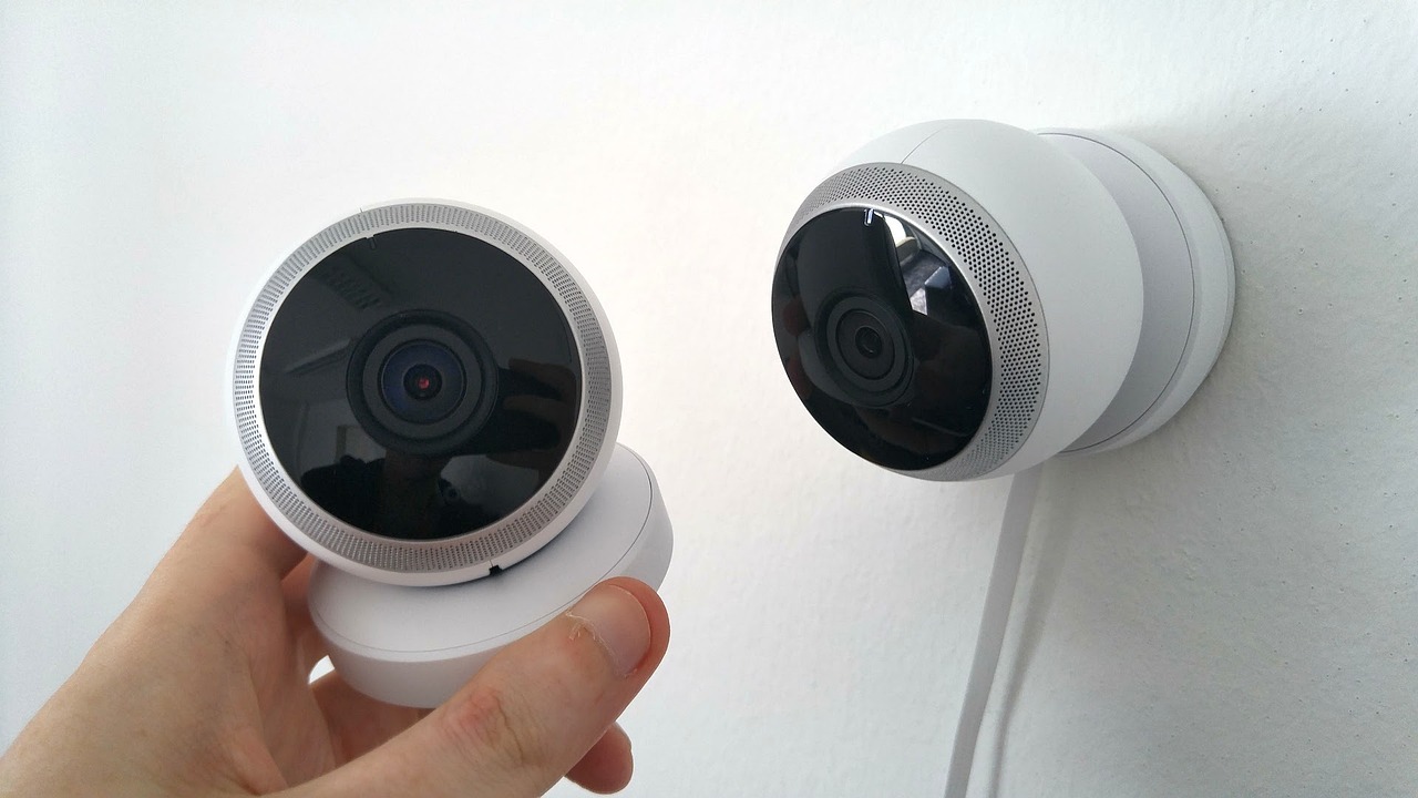 Moderní bezpečnostní kamera umožňuje majitelům sledovat svůj domov na dálku a poskytuje pokojnou mysl během jejich nepřítomnosti.