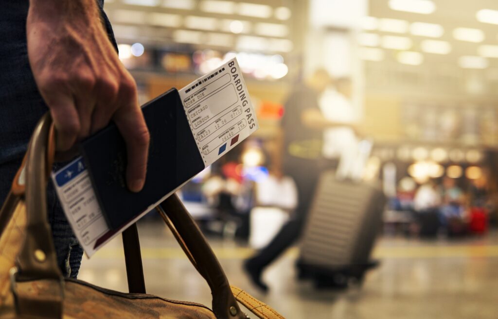 Nezbytné dokumenty a cestovní pojištění - klíčové položky na kontrolním seznamu před odjezdem na dovolenou.