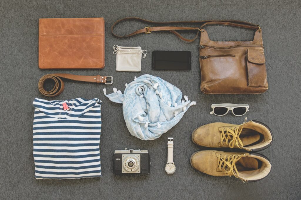 Efektivní balení zavazadel je klíčem k pohodlnějšímu a méně stresujícímu cestování. S promyšleným výběrem oblečení a nezbytností můžete minimalizovat množství zavazadel a zároveň mít vše potřebné po ruce.